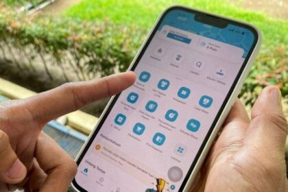 Ilustrasi pelanggan memanfaatkan aplikasi PLN Mobile untuk melakukan transaksi pembelian token listrik. Foto: PLN