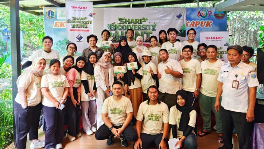 Perwakilan Sharp bersama perwakilan Terangi, para peserta Sharp Biodiversity Hunt dan Perwakian Mangrove Ecotourism berfoto bersama di akhir kegiatan
