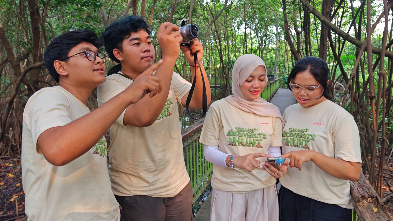 para peserta Sharp Biodiversity Hunt sedang mendokumentasikan dan memasukan laporan nya ke dalam aplikasi I Natutalist
