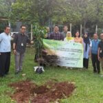 Kantor Cabang BPJS Ketenagakerjaan Jakarta Cilincing dalam kegiatan employee volunteering berupa penanaman pohon berbuah yang digelar di lingkungan Pusat Pengkajian dan Pengembangan Islam Jakarta (PPIJ) atau Jakarta Islamic Center, Jakarta Utara. Foto: Kantor Cabang BPJS Ketenagakerjaan Jakarta Cilincing