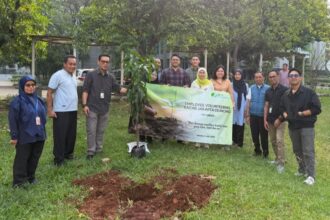 Kantor Cabang BPJS Ketenagakerjaan Jakarta Cilincing dalam kegiatan employee volunteering berupa penanaman pohon berbuah yang digelar di lingkungan Pusat Pengkajian dan Pengembangan Islam Jakarta (PPIJ) atau Jakarta Islamic Center, Jakarta Utara. Foto: Kantor Cabang BPJS Ketenagakerjaan Jakarta Cilincing