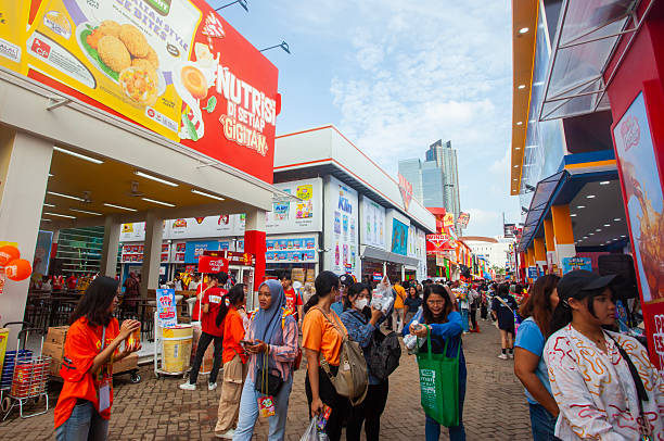 Ilustrasi pengunjung di kawasan Jakarta Fair atau dikenal dengan Pekan Raya Jakarta, Foto: Istock @Sony Herdiana
