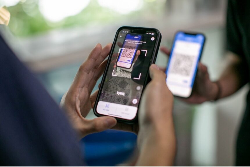 Melalui fitur QRIS Cross Border di BRImo, nasabah cukup memindai QR di merchant lokal China untuk bertransaksi secara langsung tanpa perlu menukar uang tunai. Foto: Dok BRI