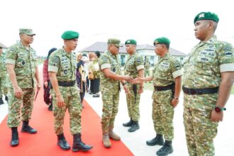 Wakil Kepala Staf Angkatan Darat (Wakasad) Letjen TNI Muhammad Saleh Mustafa dalam kunjungan kerja yang didampingi Pangdam I/Bukit Barisan Mayjen TNI Hendy Antariksa di Desa Sei Tuan, Kecamatan Pantai Labu, Kabupaten Deli Serdang, Sumatera Utara, Jumat (19/6/2026). Foto: Dispenad