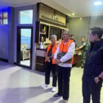 Dua dari empat tersangka korupsi tata kelola keuangan PDAM Barito Kuala saat hendak ditahan oleh penyidik. Foto: Puspenkum Kejagung