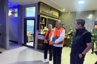 Dua dari empat tersangka korupsi tata kelola keuangan PDAM Barito Kuala saat hendak ditahan oleh penyidik. Foto: Puspenkum Kejagung