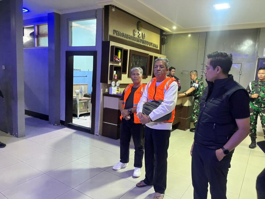 Dua dari empat tersangka korupsi tata kelola keuangan PDAM Barito Kuala saat hendak ditahan oleh penyidik. Foto: Puspenkum Kejagung