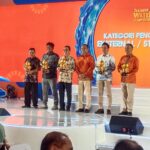 Proses penyerahan penghargaan dalan acara Water Hero 2026 PAM Jaya. Foto: PAM Jaya