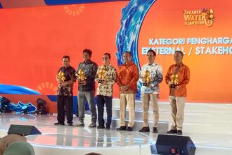 Proses penyerahan penghargaan dalan acara Water Hero 2026 PAM Jaya. Foto: PAM Jaya