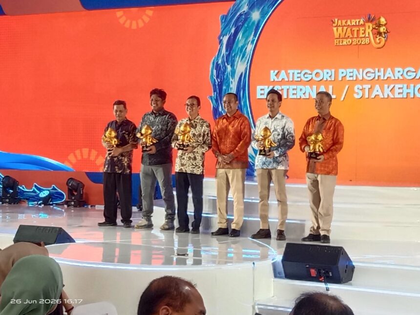 Proses penyerahan penghargaan dalan acara Water Hero 2026 PAM Jaya. Foto: PAM Jaya