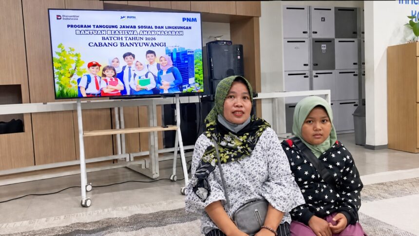 Secara nasional, sebanyak 1.590 anak nasabah PNM menerima beasiswa pendidikan, mulai dari jenjang SD, SLB, hingga perguruan tinggi. Foto: PNM