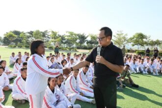 Wakil Menteri Dalam Negeri (Wamendagri) Bima Arya Sugiarto saat memberikan pengarahan kepada mahasiswa Politeknik "Ben Mboi" Universitas Pertahanan (Unhan) di Kabupaten Belu, Nusa Tenggara Timur (NTT), Sabtu (27/6/2026). Foto: Puspen Kemendagri