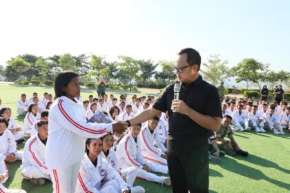 Wakil Menteri Dalam Negeri (Wamendagri) Bima Arya Sugiarto saat memberikan pengarahan kepada mahasiswa Politeknik "Ben Mboi" Universitas Pertahanan (Unhan) di Kabupaten Belu, Nusa Tenggara Timur (NTT), Sabtu (27/6/2026). Foto: Puspen Kemendagri