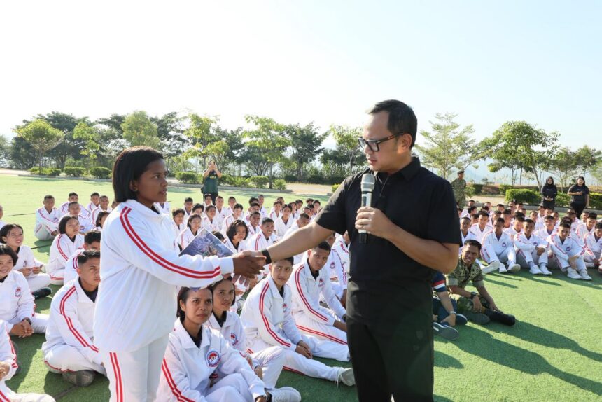 Wakil Menteri Dalam Negeri (Wamendagri) Bima Arya Sugiarto saat memberikan pengarahan kepada mahasiswa Politeknik "Ben Mboi" Universitas Pertahanan (Unhan) di Kabupaten Belu, Nusa Tenggara Timur (NTT), Sabtu (27/6/2026). Foto: Puspen Kemendagri