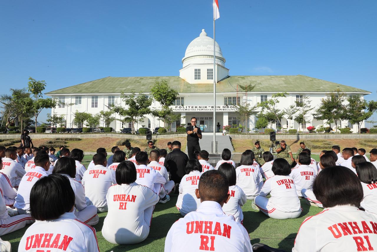 Wakil Menteri Dalam Negeri (Wamendagri) Bima Arya Sugiarto saat memberikan pengarahan kepada mahasiswa Politeknik "Ben Mboi" Universitas Pertahanan (Unhan) di Kabupaten Belu, Nusa Tenggara Timur (NTT), Sabtu (27/6/2026). Foto: Puspen Kemendagri