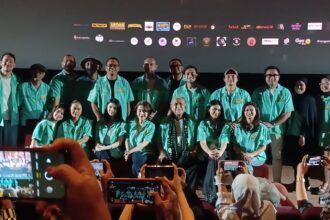 CoProducer sekaligus Founder MIR Productions, Vladimir Rama, Sutradara dan Penulis film Cinta Lama Babak Kedua, Ivander Tedjasukmana bersama aktor-aktris senior, Slamet Rahardjo dan Widyawati, dan aktris-aktor laris, Sarah Sechan, Kiki Narendra, Iyang Dharmawan, Febry Khey, Yusuf Mahardhika, Gisellma Firmansyah dan Annisa Kaila, serta Sintya Marisca dan Iskak Khivano, dalam konfrensi pers di XXI Epicentrum Jakarta, Jumat (26/6/2026). Foto: Joesvicar Iqbal/ipol.id