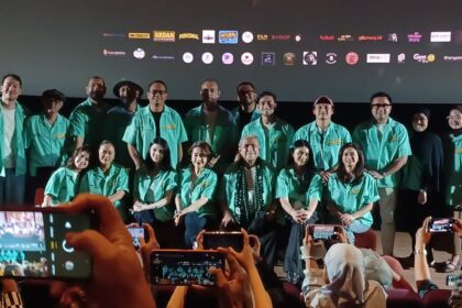 CoProducer sekaligus Founder MIR Productions, Vladimir Rama, Sutradara dan Penulis film Cinta Lama Babak Kedua, Ivander Tedjasukmana bersama aktor-aktris senior, Slamet Rahardjo dan Widyawati, dan aktris-aktor laris, Sarah Sechan, Kiki Narendra, Iyang Dharmawan, Febry Khey, Yusuf Mahardhika, Gisellma Firmansyah dan Annisa Kaila, serta Sintya Marisca dan Iskak Khivano, dalam konfrensi pers di XXI Epicentrum Jakarta, Jumat (26/6/2026). Foto: Joesvicar Iqbal/ipol.id