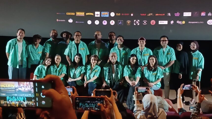 CoProducer sekaligus Founder MIR Productions, Vladimir Rama, Sutradara dan Penulis film Cinta Lama Babak Kedua, Ivander Tedjasukmana bersama aktor-aktris senior, Slamet Rahardjo dan Widyawati, dan aktris-aktor laris, Sarah Sechan, Kiki Narendra, Iyang Dharmawan, Febry Khey, Yusuf Mahardhika, Gisellma Firmansyah dan Annisa Kaila, serta Sintya Marisca dan Iskak Khivano, dalam konfrensi pers di XXI Epicentrum Jakarta, Jumat (26/6/2026). Foto: Joesvicar Iqbal/ipol.id