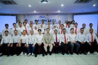 Sekum BPD HIPMI Jabar Ahmad Zulfikar Priyatna (tengah) berfoto bersama Ketum BPC HIPMI Depok, Ardian Fajar Prastyawan dan jajaran pengurus. Foto: Dok Humas