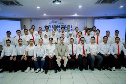 Sekum BPD HIPMI Jabar Ahmad Zulfikar Priyatna (tengah) berfoto bersama Ketum BPC HIPMI Depok, Ardian Fajar Prastyawan dan jajaran pengurus. Foto: Dok Humas