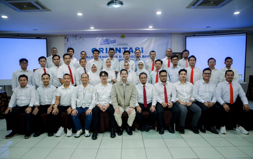 Sekum BPD HIPMI Jabar Ahmad Zulfikar Priyatna (tengah) berfoto bersama Ketum BPC HIPMI Depok, Ardian Fajar Prastyawan dan jajaran pengurus. Foto: Dok Humas