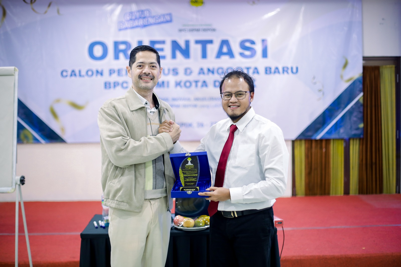 Ketum BPC HIPMI Kota Depok, Ardian Fajar Prastyawan memberikan plakat kepada Sekum BPD HIPMI Jabar Ahmad Zulfikar Priyatna (ki). Foto: Dok Humas