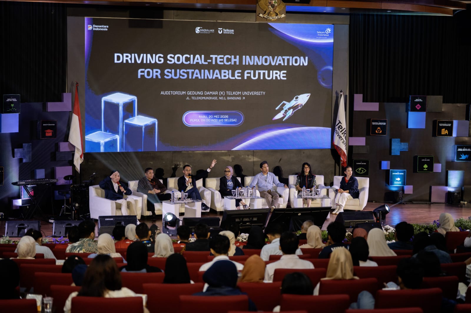 Melalui Innovillage, Telkom bersama Telkom University terus membangun ekosistem talenta digital. Tahun ini, Innovillage telah melibatkan lebih dari 10.664 talenta digital muda, menghasilkan 878 inovasi, dan menjangkau 39.084 penerima manfaat di 22 provinsi. Foto: Telkom Indonesia