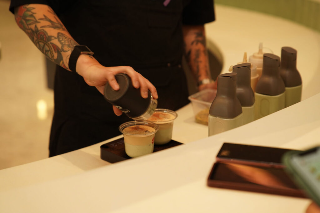 MILKLAB Gandeng Kafe-Kafe Independen Luncurkan Program Café Hopping 'Sip, Explore, and Win' 2 MILKLAB Signature Beverages, Coconut Pistachio dari Kohi by Omakafe @ FLOW Midplaza 1. (istimewa/dok. Milklab).