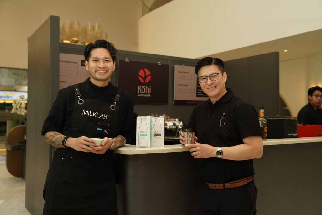 MILKLAB Gandeng Kafe-Kafe Independen Luncurkan Program Café Hopping 'Sip, Explore, and Win' 2 Mikael Jasin, World Barista Champion 2024 bersama MILKLAB Asia Brand Ambassador and Willy Low, Regional Director MILKLAB. (istimewa/dok. Milklab).