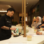 Mikael Jasin membuat Pistachio Coconut di Kōhi by Omakafé at FLOW Midplaza 1. (istimewa/dok. Milklab).