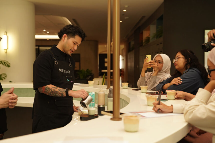 Mikael Jasin membuat Pistachio Coconut di Kōhi by Omakafé at FLOW Midplaza 1. (istimewa/dok. Milklab).