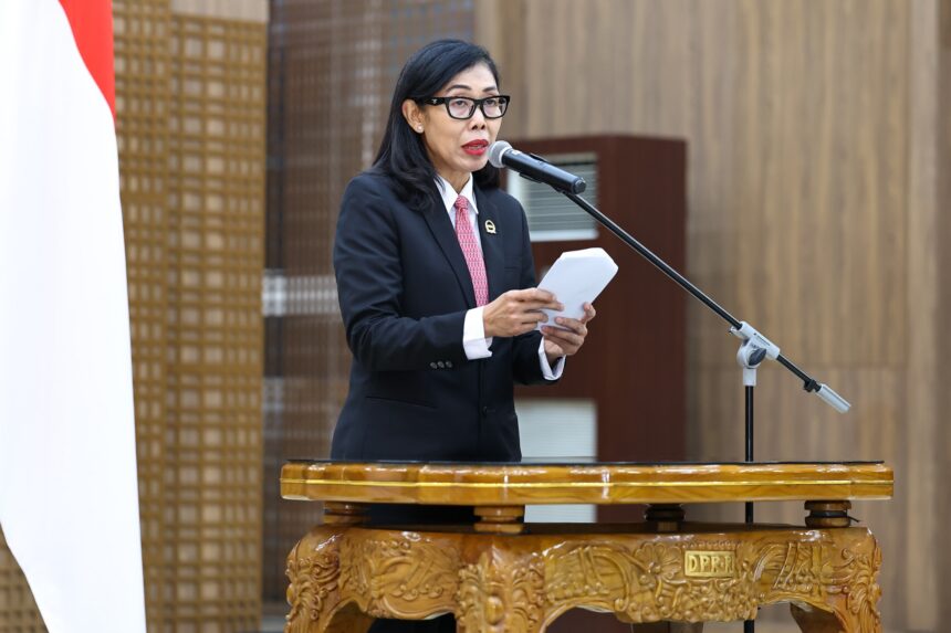 Pelaksana Tugas Plt Sekretaris Jenderal DPR RI Suprihartini saat menyampaikan sambutan pelantika20260612140113 1