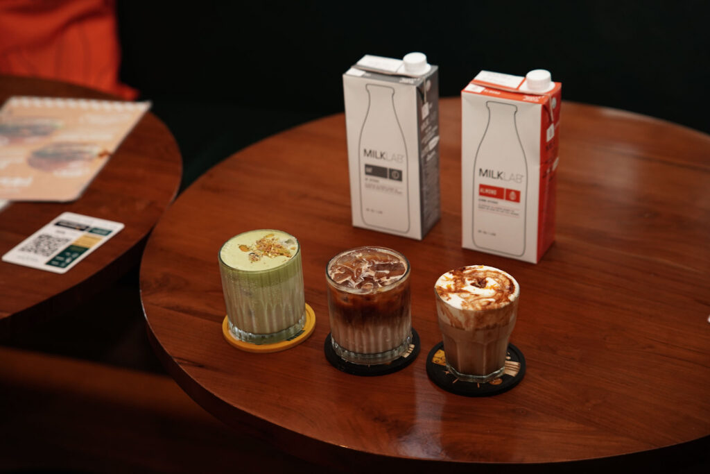MILKLAB Gandeng Kafe-Kafe Independen Luncurkan Program Café Hopping 'Sip, Explore, and Win' 2 Pistachio Matcha, Javanese Latte, Tiger Bomb dari Agreya Coffee Menteng. (istimewa/dok. Milklab).
