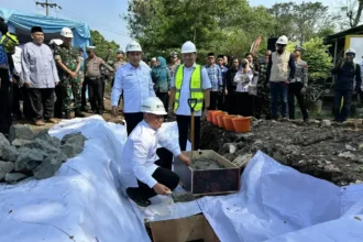 Wali Kota dan Wakil Walkot Depok saat peletakan batu pertama pelebaran Jalan Enggram dan Jalan Pemuda di Depok. Foto: Dok Humas