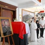 Presiden Prabowo Subianto memberikan penghormatan terakhir kepada Almarhum Jenderal TNI (Purn) Ryamizard Ryacudu di Kantor Kementerian Pertahanan, Jakarta, Senin (1/6/2026). Foto: BPMI Setpres