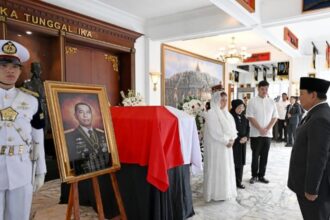 Presiden Prabowo Subianto memberikan penghormatan terakhir kepada Almarhum Jenderal TNI (Purn) Ryamizard Ryacudu di Kantor Kementerian Pertahanan, Jakarta, Senin (1/6/2026). Foto: BPMI Setpres