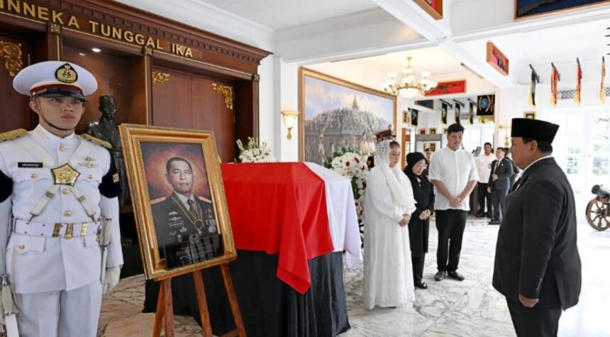 Presiden Prabowo Subianto memberikan penghormatan terakhir kepada Almarhum Jenderal TNI (Purn) Ryamizard Ryacudu di Kantor Kementerian Pertahanan, Jakarta, Senin (1/6/2026). Foto: BPMI Setpres