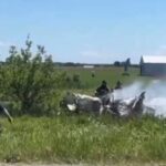 Pesawat penerjun payung jatuh di dekat Bandara Butler Memorial di negara bagian Missouri, Amerika Serikat. Foto: Tangkapan video