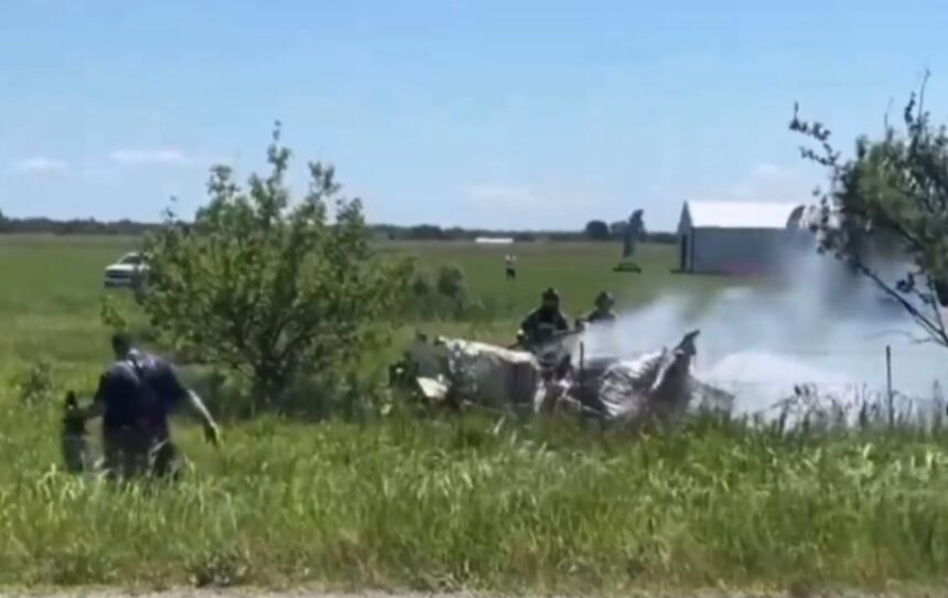 Pesawat penerjun payung jatuh di dekat Bandara Butler Memorial di negara bagian Missouri, Amerika Serikat. Foto: Tangkapan video