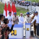 Presiden Prabowo Subianto meresmikan ruas jalan sepanjang 1.151 kilometer yang tersebar di seluruh Indonesia dan menjadi bagian dari pelaksanaan Instruksi Presiden Jalan Daerah dalam kunjungan kerja ke Kabupaten Sampang, Selasa (23/6/2026). Foto: BPMI Setpres