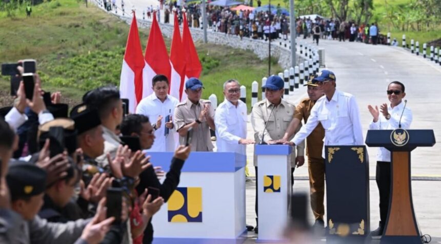 Presiden Prabowo Subianto meresmikan ruas jalan sepanjang 1.151 kilometer yang tersebar di seluruh Indonesia dan menjadi bagian dari pelaksanaan Instruksi Presiden Jalan Daerah dalam kunjungan kerja ke Kabupaten Sampang, Selasa (23/6/2026). Foto: BPMI Setpres