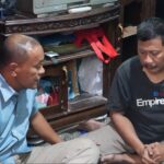 Sudinhub Jaktim Harlem Simanjuntak kunjungi rumah pengemudi ojol. Foto: Ist