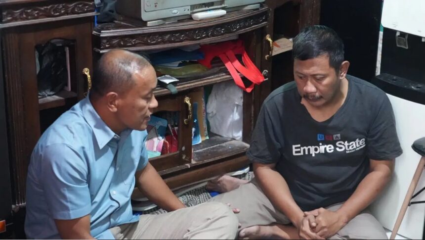 Sudinhub Jaktim Harlem Simanjuntak kunjungi rumah pengemudi ojol. Foto: Ist