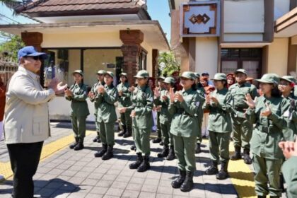 Presiden Prabowo Subianto meninjau SRMP 17 Tabanan, Bali, Minggu (7/6/2026). Foto: BPMI Setpres