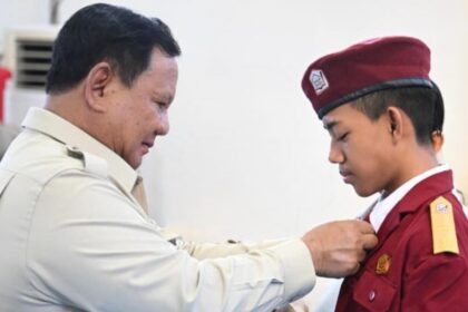 Presiden Prabowo bersama perwakilan siswa Sekolah Rakyat Menengah Pertama (SRMP) 17 Tabanan, Bali, Minggu (7/6/2026). Foto: BPMI Setpres