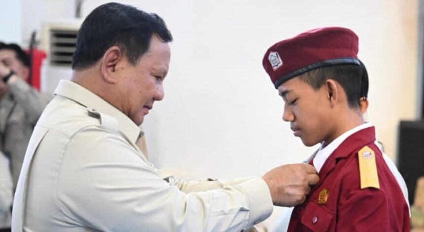 Presiden Prabowo bersama perwakilan siswa Sekolah Rakyat Menengah Pertama (SRMP) 17 Tabanan, Bali, Minggu (7/6/2026). Foto: BPMI Setpres