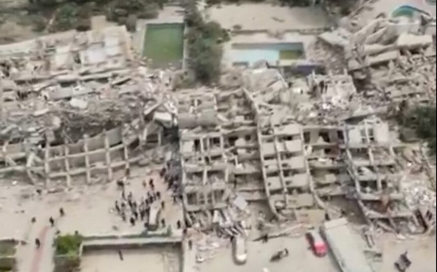 Bangunan di La Guaira hancur akibat gempa. Foto: Tangkapan layar video X