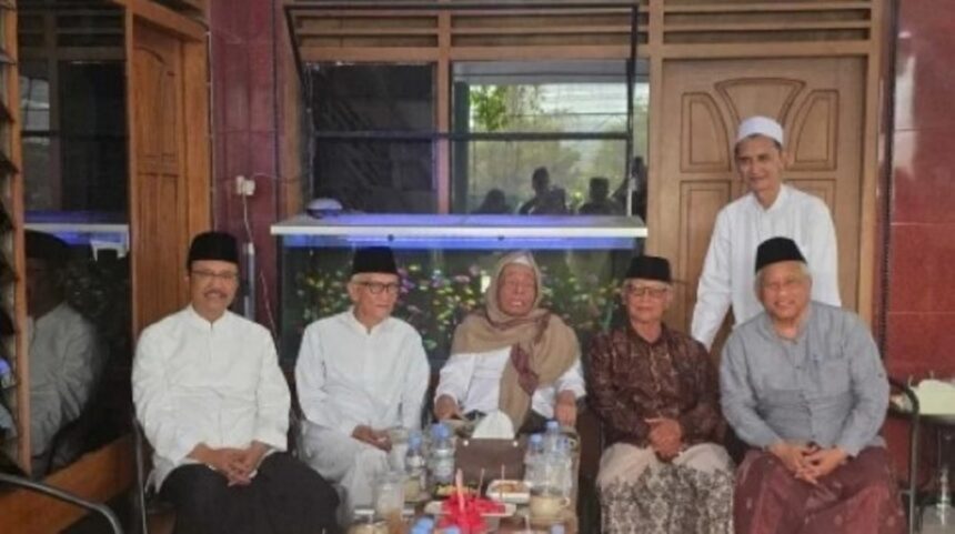 Pengurus PBNU sowan ke KH Nurul Huda Djazuli Ploso, Kediri, Jawa Timur. Foto: Al-Falah Ploso