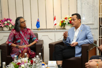 Wakil Ketua Baleg DPR RI Martin Manurung bersama Wakil Duta Besar Australia untuk Indonesia Gita K20260604103920