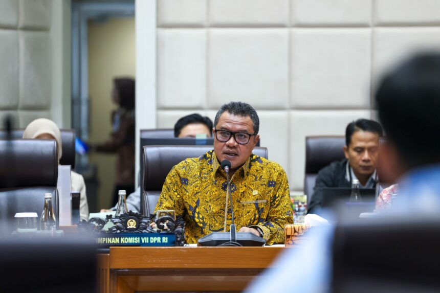 Wakil Ketua Komisi VII DPR RI Lamhot Sinaga saat memimpin Rapat Dengar Pendapat Umum RDPU Paniti20260622145439